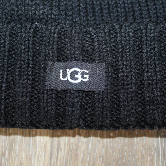 NWT UGG UNISEX KNIT CUFFED POM BEANIE‎ BLACK - Picture 2 of 3